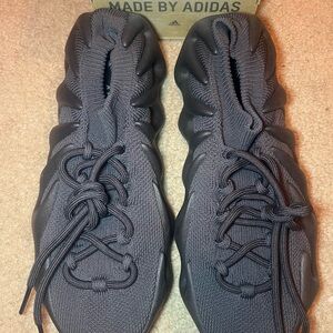 Men’s 7 1/2 Woman’s 9 Yeezy 450 Utility Black